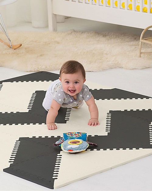 Skip Hop Tappeto con Piastrelle Triangolari in Gomma Morbida e Giunture, Crema/Nero - 40 pezzi Tappeti Gioco