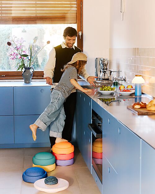 Stapelstein Set 6 Elementi Impilabili + Tavola Petal + Mini Pond - Rainbow Classic - Edizione Limitata Giochi di Equilibrio_