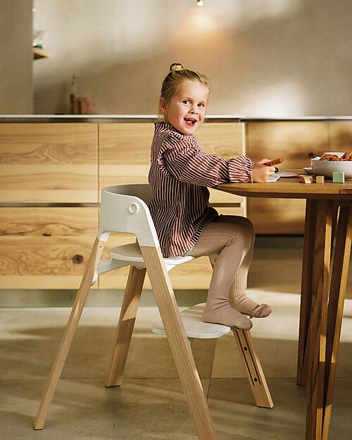 Stokke Sedia Evolutiva Steps con Baby Set Vassoio e Imbracatura - Bianco e Naturale - Dai 6 Mesi Seggioloni Pappa