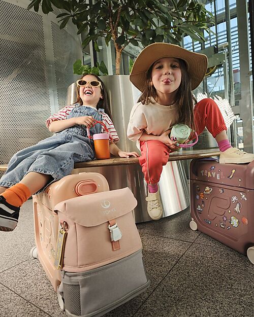 Stokke Set Viaggio JetKids Valigia Cavalcabile + Zaino Espandibile - Coral Pink Borse da Viaggio