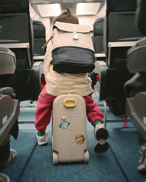Stokke Set Viaggio JetKids Valigia Cavalcabile + Zaino Espandibile - Coral Pink Borse da Viaggio
