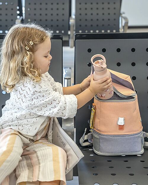 Stokke Set Viaggio JetKids Valigia Cavalcabile + Zaino Espandibile - Coral Pink Borse da Viaggio