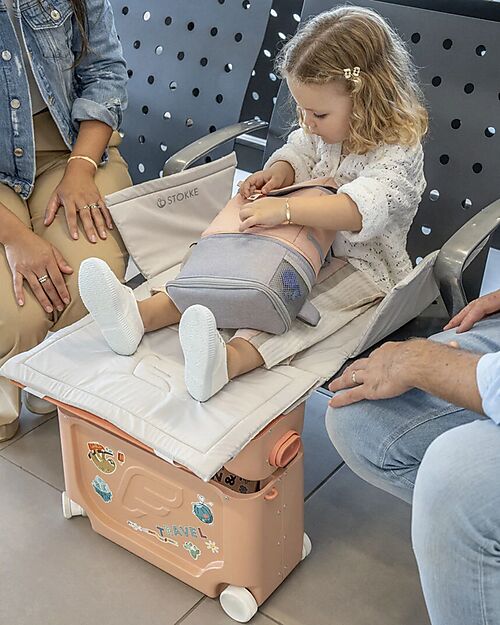 Stokke Set Viaggio JetKids Valigia Cavalcabile + Zaino Espandibile - Coral Pink Borse da Viaggio
