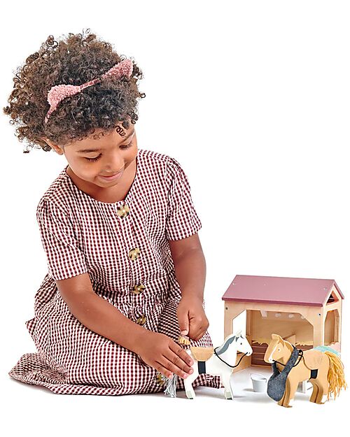 Tender Leaf Set Stalla con Due Cavalli - Legno - Gioco Sostenibile Animali in Legno