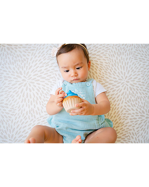 Tikiri 3-in-1 Sonaglio Cupcake -  Massaggiagengive - Gioco da Bagno - Bakery Items - 100% Caucciù Naturale Massaggiagengive