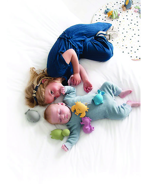 Tikiri 3-in-1 Sonaglio Granchio, Massaggiagengive, Gioco da Bagno, Ocean Buddies, Confezione Regalo - 100% Caucciù Naturale Giochi Bagno