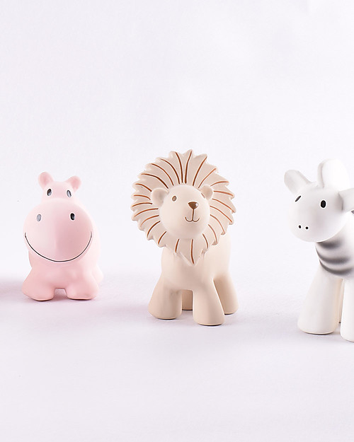 Tikiri 3-in-1 Sonaglio Leone, Massaggiagengive, Gioco da Bagno, My First Zoo - 100% Caucciù Naturale Giochi Bagno