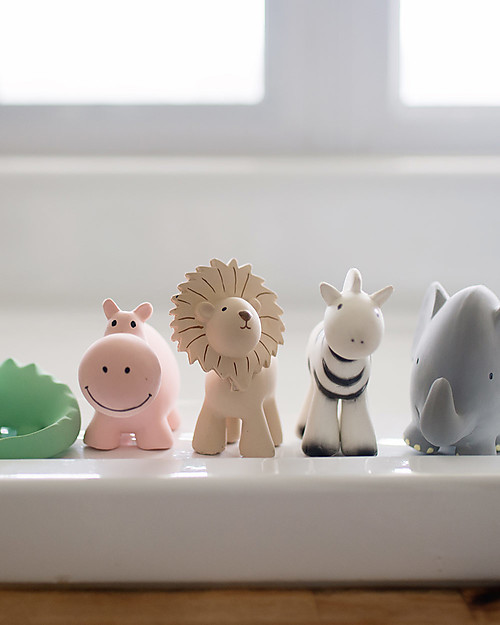 Tikiri 3-in-1 Sonaglio Leone, Massaggiagengive, Gioco da Bagno, My First Zoo - 100% Caucciù Naturale Giochi Bagno