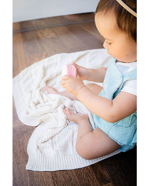 Tikiri 3-in-1 Sonaglio Macaroon  -  Massaggiagengive - Gioco da Bagno - Bakery Items - 100% Caucciù Naturale Massaggiagengive