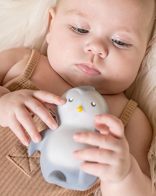 Tikiri 3-in-1 Sonaglio Pinguino, Massaggiagengive, Gioco da Bagno, My First Arctic Animals - 100% Caucciù Naturale Giochi Bagno