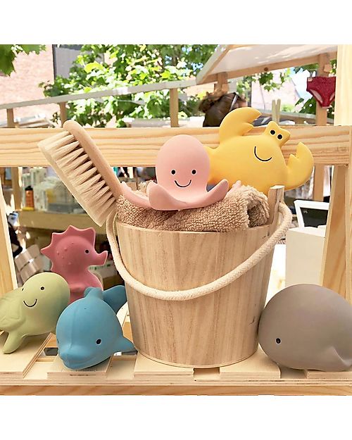 Tikiri 3-in-1 Sonaglio Polpo, Massaggiagengive, Gioco da Bagno, Ocean Buddies, Confezione Regalo - 100% Caucciù Naturale Giochi Bagno