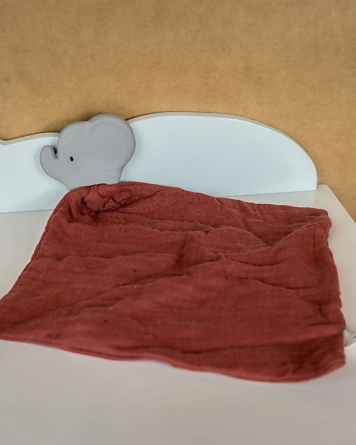 Tikiri DouDou Massaggiagengive Elefante - Barn Red -Caucciù Naturale e Cotone Bio Doudou