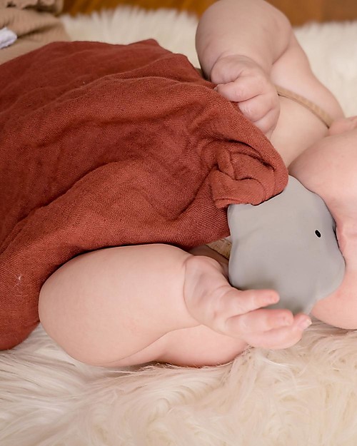 Tikiri DouDou Massaggiagengive Elefante - Barn Red -Caucciù Naturale e Cotone Bio Doudou