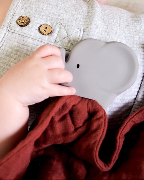 Tikiri DouDou Massaggiagengive Elefante - Barn Red -Caucciù Naturale e Cotone Bio Doudou