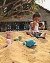 Tikiri Ocean Buddies - Delfino - 3-in-1 Sonaglio, Massaggiagengive, Gioco da Bagno - 100% Caucciù Naturale Giochi Bagno