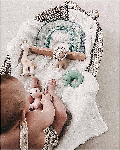 Tikiri OUTLET - 3-in-1 Sonaglio Leone, Massaggiagengive, Gioco da Bagno, My First Zoo - Confezione Regalo - 100% Caucciù Naturale - Pezzo di Showroom Giochi Bagno