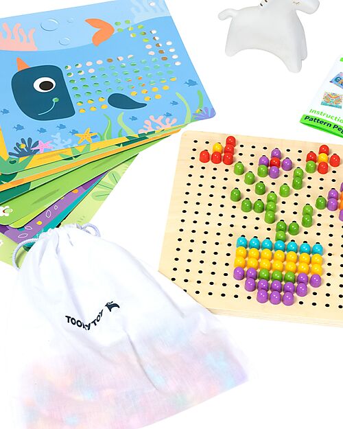 Tooky Toy Gioco Pattern Pegs in Legno - 222 Pezzi - 22,5 x 22,5 x 1,5 cm - 3+ Anni Incastri in Legno