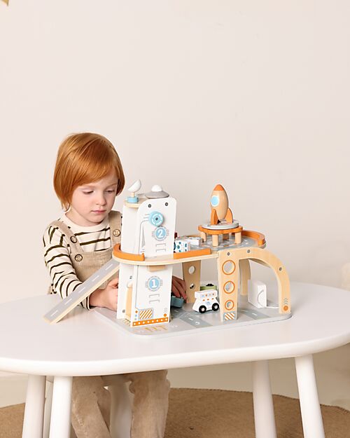 Tooky Toy Stazione Spaziale in Legno - 39,5 x 29,5 x 29 cm - A Partire Dai 3 Anni - Comprende 14 Pezzi Macchine e Trenini  in Legno