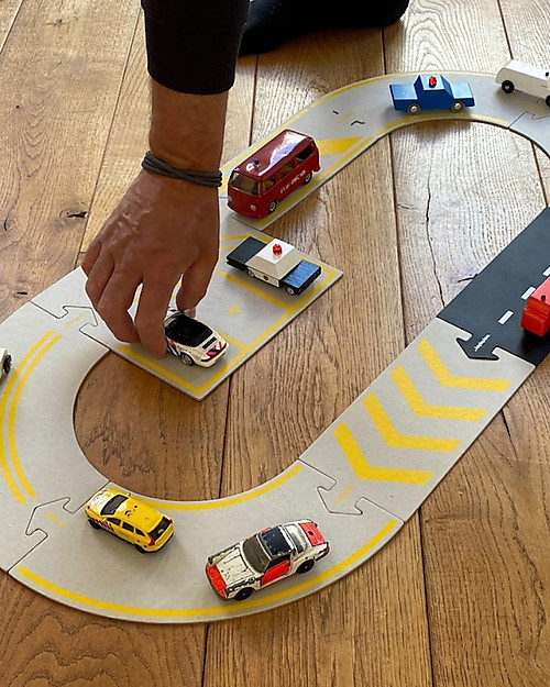 Waytoplay Pista Eco-Friendly per Macchinine Waytoplay - Road to Recovery - 8 Pezzi di Cartone Riciclato Macchine e Trenini  in Legno