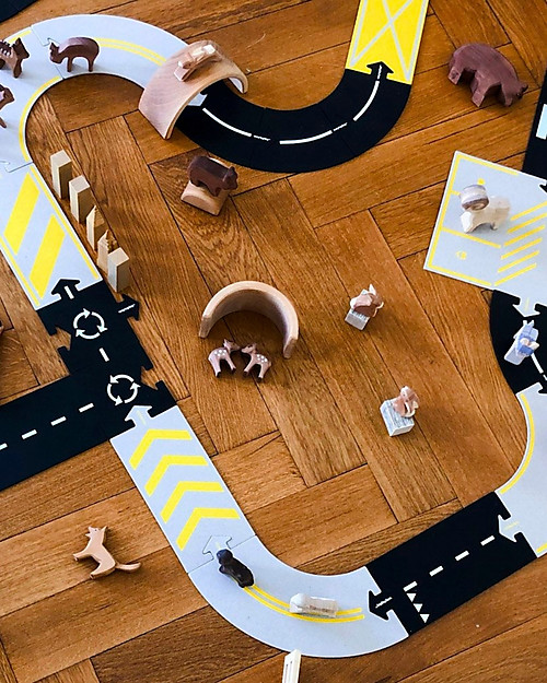 Waytoplay Pista Eco-Friendly per Macchinine Waytoplay - Road to Recovery - 8 Pezzi di Cartone Riciclato Macchine e Trenini  in Legno