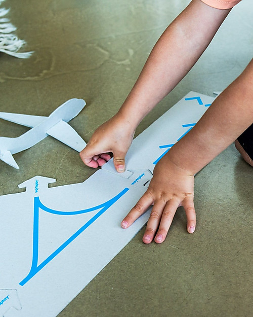 Waytoplay Pista per Atterraggio Waytoplay - RunWay - 14 Pezzi di Cartone Riciclato Macchine e Trenini  in Legno