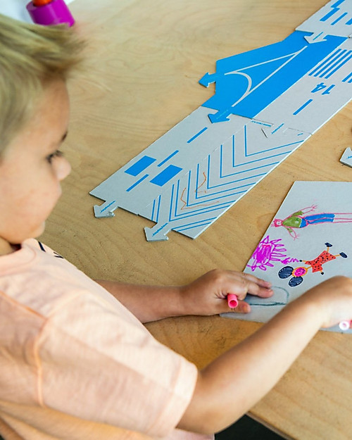 Waytoplay Pista per Atterraggio Waytoplay - RunWay - 14 Pezzi di Cartone Riciclato Macchine e Trenini  in Legno