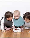 We Might Be Tiny Set di 2 Bavaglini Carta di Zucchero/Carbone in Silicone Catchie Bibs - Senza BPA! Bavagli Impermeabili con Tasca