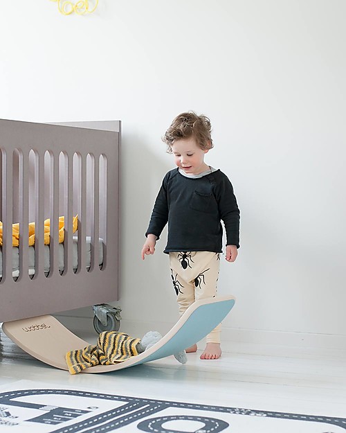 Wobbel Wobbel Original Tavola d'Equilibrio in Legno, Smalto Trasparente e Feltro - Azzurro Cielo - Divertimento ed esercizio per grandi e piccini Giochi Montessoriani